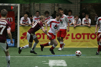 Der erste Tag beim Sparkasse & VGH CUP 2001 begann vor 2.750 Zuschauern mit den ersten Siegen der Favoriten. Allerdings taten sich diese doch zum Teil sehr schwer! So startete Mitfavorit FC Fulham mit einem mühsamen 5:3 gegen die JSG Dransfeld/Rosdorf ins