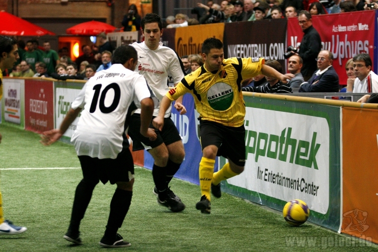 Der vor allem durch die Spiele der regionalen Mannschaften geprägte erste Abend beim Sparkasse & VGH Cup 2010 verlief äußerst torreich. Insgesmat 99 mal trafen die Local Heroes in die Maschen  und sicherten sich unterschiedlich gute Ausgangspositionen in 