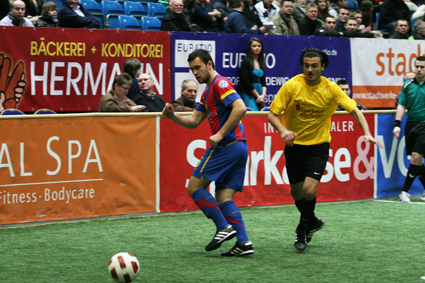 Am Sonntag begannen um 9.00 Uhr die Spiele der Zwischenrunde beim Sparkasse & VGH CUP 2011. Nacheinander werden innerhalb der fünf Gruppen der Zwischenrunde die Teilnehmer des Viertelfinales am Nachmittag ermittelt.<p>
In den ersten Spielen trumpfte der 