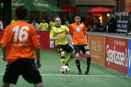 Am Mittag qualifizierten sich die ersten Mannschaften beim Sparkasse & VGH CUP 2011 für das Viertelfinale am Nachmittag. Vorjahresfinalist FK Austria Wien zog ebenso als Gruppensieger in die K.O.-Runde ein wie der FC Schalke 04. Auch Hannover 96 zog nach 