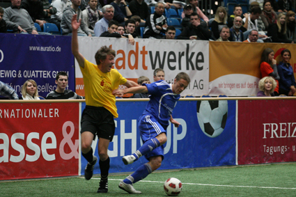 Der Finaltag des Internationalen Sparkasse & VGH CUP 2011 steckt voller Überraschungen! Im Viertelfinale schieden nacheinander die hoch gewetteten Mannschaften des Vorjahresfinalisten Austria Wien, von Schalke 04 und Pokalverteidiger FSV Mainz 05 aus. Die