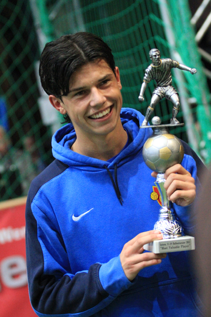 Der Baseler Nachwuchsspieler Darko Jevtic ist der Most Valuable Player (MVP) des Sparkasse & VGH CUP 2011. Die Trainer der 12 Profi-Nachwuchsmannschaften wählten den Schweizer U18-Nationalspieler mit großer Mehrheit zum wertvollsten Spieler der vier Turni