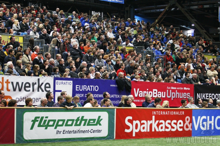 Bereits nach knapp drei Wochen musste am Dienstag Abend der Online- Vorverkauf für den Sparkasse & VGH CUP 2013 beendet werden. Bis zum Abend waren knapp 8.000 Eintrittskarten über das Onlineportal an Fans und die teilnehmenden Vereine verkauft. <b>Karten