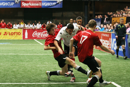 Am zweiten Abend des Internationalen Sparkasse & VGH CUP 2011 durften sich die Aktiven aller Mannschaften erstmals vor ausverkauften Rängen präsentieren. 2.900 Zuschauer feuerten insbesondere die regionalen Mannschaften in ihren Begegnungen gegen die "Gro