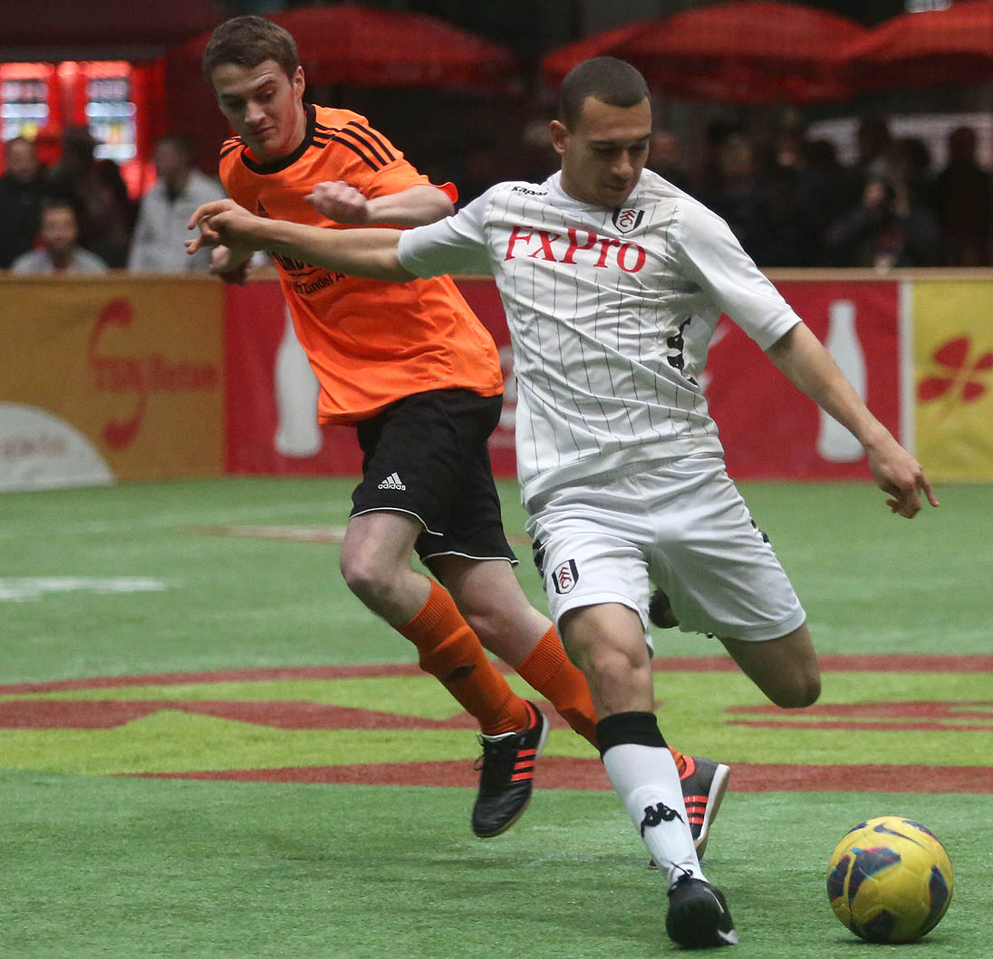 Am ersten Abend des Sparkasse & VGH CUP 2013 standen traditionell die Duelle der lokalen Mannschaften im Mittelpunkt. Allerdings standen mit dem Fulham FC und AZ Alkmar sowie den Mannschaften von Hannover 96 und dem VfL Wolfsburg auch schon vier Profiteam