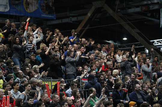 Am späten Freitag Abend waren die ersten Entscheidungen beim Sparkasse & VGH CUP 2013 fast schon gefallen. Als erste Mannschaft sicherte sich der JFV Northeim dabei nach einem sensationellen Auftritt ein sicherers Ticket in der Zwischenrunde. Nach einem 1