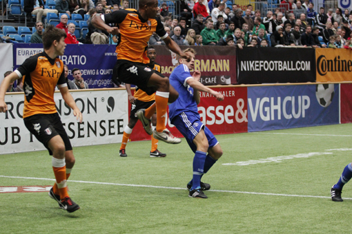 Am Sonntag Morgen sind die ersten Spiele der Zwischenrunde gestartet. Für den ersten Paukenschlag sorgte der Fulham FC beim 5:2 gegen Pokalverteidiger Schalke 04! Joshua Passely sicherte den Londonern mit drei Treffern eine sehr gute Ausgangsposition für 