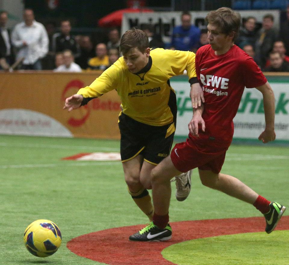 Der Sieger des Betriebsturniers der Freunde, Partner und Sponsoren des Sparkasse & VGH CUP 2013 ist das Team des Göttinger Tageblatt. Am Abend gewann das von Frank Kröger gecoachte Team im Endspiel gegen die Sparkasse Göttingen mit 2:0 (Tore Juliane Schuh