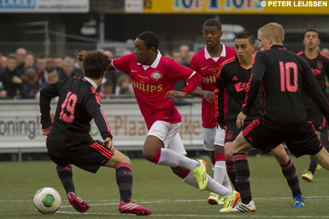 Der Nachwuchs des aktuellen Tabellenführers der niederländischen Eredivisie aus Eindhoven gastiert im Januar 2015 zum sechsten Mal beim Sparkase & VGH CUP in Göttingen. Mit großer Freude konnten die Turnierverantwortlichen bereits Anfang September die Ver