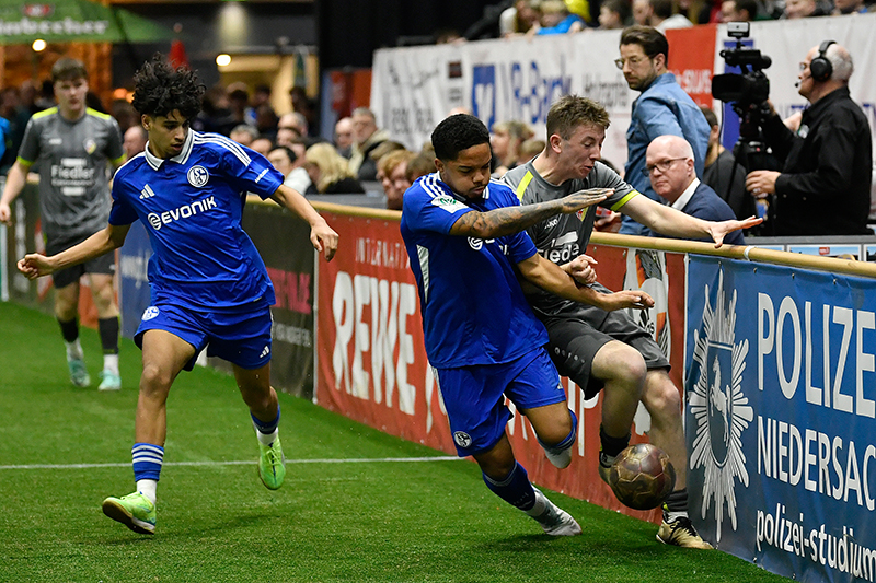 FC Schalke 04 kommt mit starker Defensive 