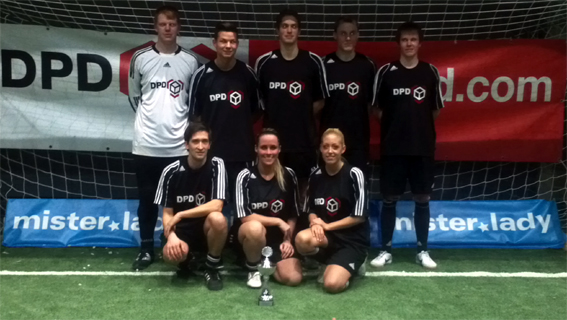 Erstmals in der Geschichte des Betriebsturniers der Sponsoren, Freunde und Förderer des Sparkasse & VGH CUP in der LOKHALLE, siegte am späten Mittwoch Abend die Mannschaft der DPD Geopost. In einem spannenden Endspiel besiegte das DPD-Team die Mannschaft 