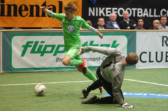 Vor 2.212 Zuschauern ist der erste Abend beim Sparkasse & VGH CUP 2012 nicht ohne Überraschungen zu Ende gegangen. Bezirksligist JFV Northeim rang dem mit acht Nationalspielern angetretenen Mitfavoriten vom FC Kopenhagen ein 0:0 ab. Sparta Göttingen hatte