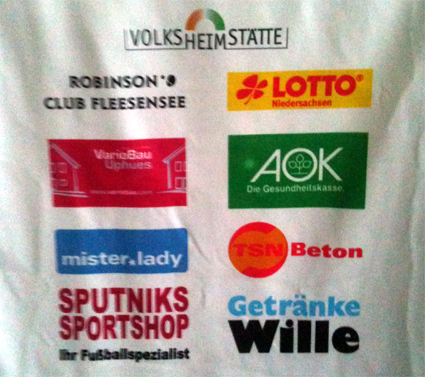 Heute starten die Spiele in der LOKHALLE beim Sparkasse & VGH CUP 2012. Allerdings treten zunächst die Betriebsmannschaften der Sponsoren,Freunde und Förderer des Turniers auf dem Lokhallenrechteck an!

Ab 17.00 Uhr stehen sich in der Gruppe A Quattek &
