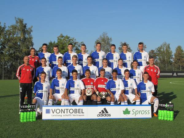 Der Grasshopper Club Zürich meldete am Sonntag Abend das Aufgebot für seine zweite Turnierteilnahme unterm Göttinger Hallendach. Unter der Leitung von Nachwuchschef Marco Otero stehen gleich fünf Nachwuchs-Nationalspieler in Reihen des Schweizer Rekordmei