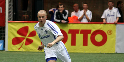 Mit den Spielen der Gruppe E haben um 9.00 Uhr pünktlich die Spiele der Zwischenrunde begonne. In dieser Gruppe untermauerte Austria Wien seine Favoritenstellung mit einem 4:1 gegen den RSV Göttingen 05. Im Anschluss startete Schalke 04 mit einem 3:2 gege