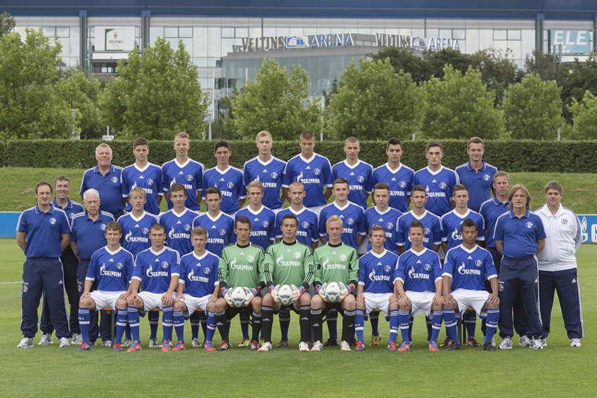 Am Dienstag Abend meldete auch der dreimalige Lokhallensieger und Pokalverteidiger FC Schalke 04 sein diesjähriges Aufgebot für den Sparkasse & VGH CUP 2013. Trainer Norbert Elgert nominierte zunächst 12 Akteure für das Aufgebot der "Knappen", die auch 20