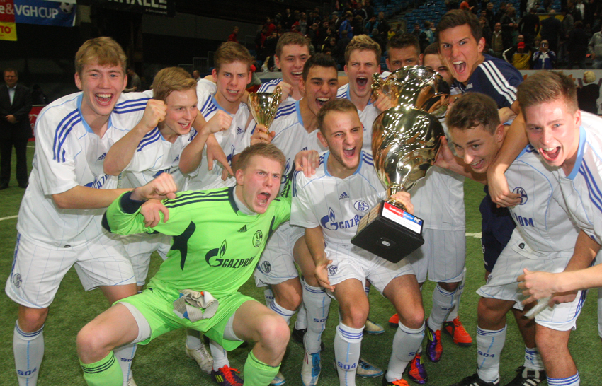08.01.2012 | (dö) Der FC Schalke 04 hat den Sparkasse & VGH CUP 2012 gewonnen. In einem hitzigen Finale von knapp 3000 Zuschauern in der LOKHALLE siegten die Knappen mit 3:0 gegen Austria Wien. Im Spiel um Platz drei setzt sich Hertha BSC Berlin gegen den