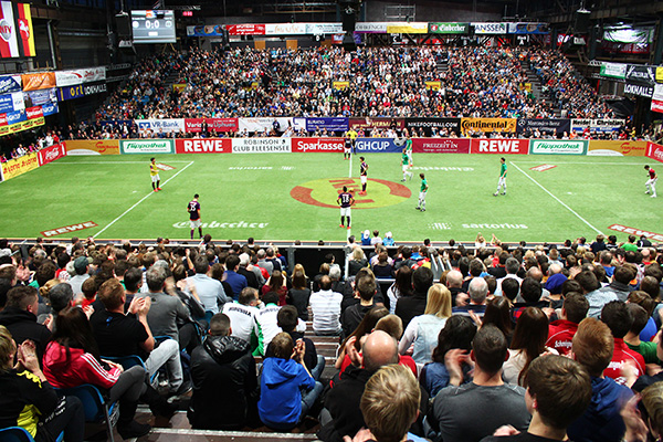 Am vergangenen Wochenende saßen die Spielplangestalter noch einmal zusammen und schauten sich jede einzelne der 84 Vorrundenpartien beim Sparkasse & VGH CUP 2015 noch einmal gründlich an. Seit heute steht er: Der Spielplan zum Budenzauber zu Beginn des ko