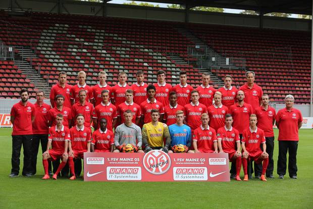 Nach der Halbfinalteilnahme 2013 kam im vergangenen Jahr das frühe Aus für den Nachwuchs der „Nullfünfer“. In einer schweren Zwischenrundengruppe ereilte die Mainzer nach Niederlagen gegen den Fulham FC (0:2) und den späteren Turniersieger Austria Wien (1