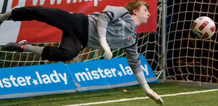 Am frühen Sonntag Morgen sind die Zwischenrundenspiele beim Sparkasse & VGH CUP 2012 gestartet. Vor ausverkauftem Haus stehen sich heute zunächst je 3 Mannschaften in den vier Gruppen (A-D) sowie die vier regionalen Zwischenrundenteilnehmer in Gruppe E ge